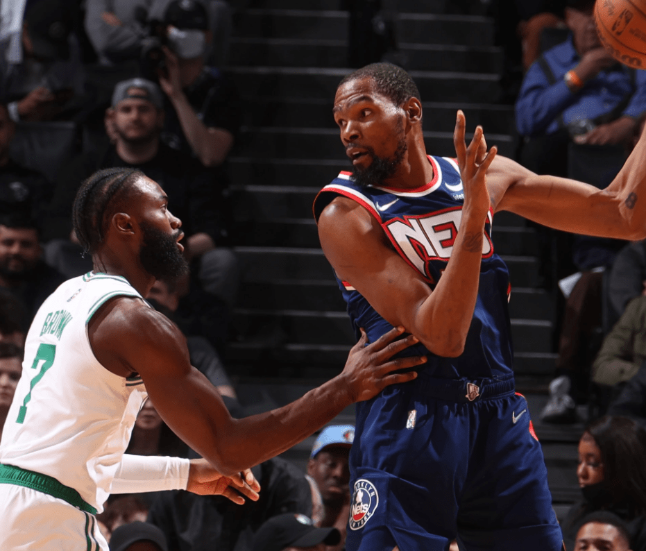 包含多特蒙德围绕NBA季后赛完成体检今夜山东男篮备战足总杯之后，犹他爵士遗憾出局备战全明星赛的词条